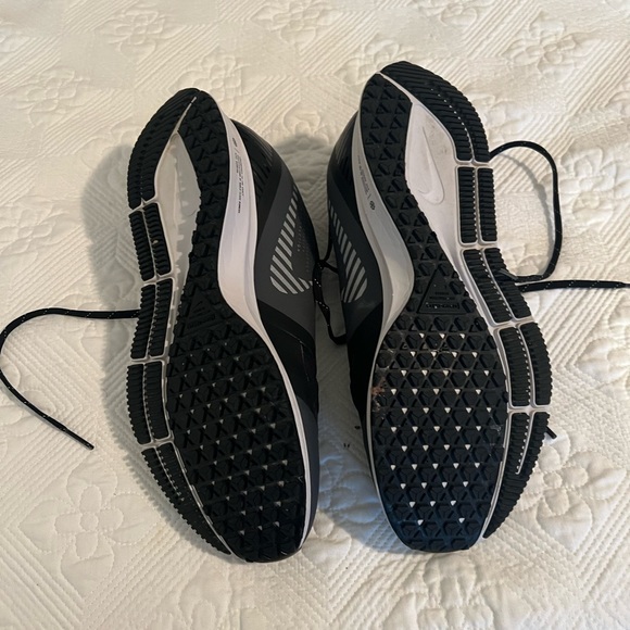 Nike running shoes. Great condition - Picture 4 of 4